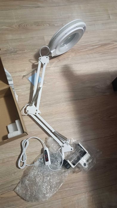 Лед лампа с лупа за бюро. Козметична лампа с лупа.