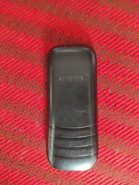 Telefon cu taste, mic, robust și practic.
Telefonul este în pe