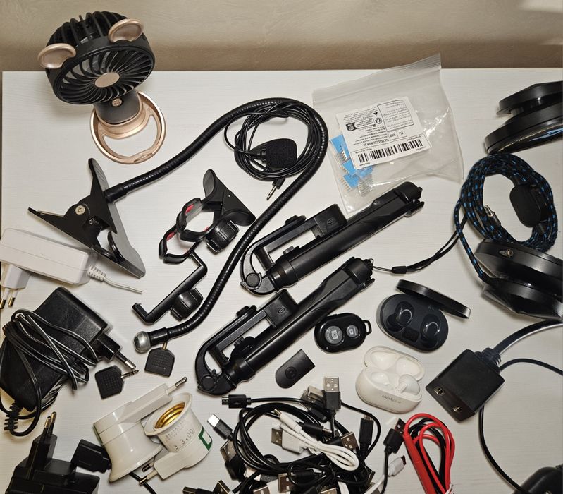 Lot diverse cabluri, încărcătoare, suporți telefon, casti