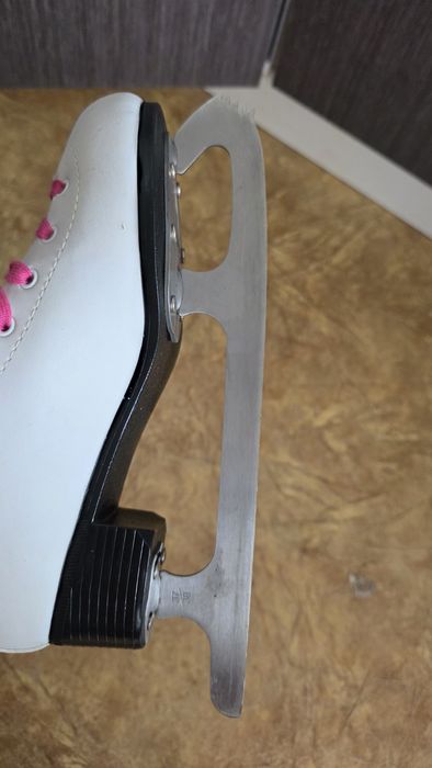 Коньки женские фигурные