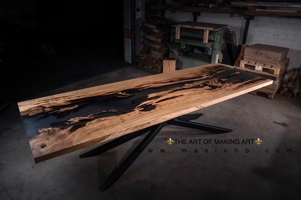 Трапезна маса от дърво и епоксидна смола