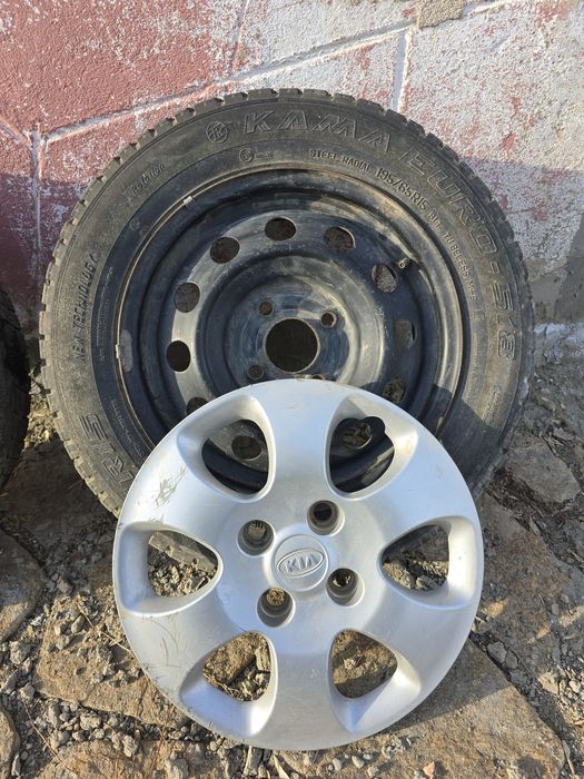 Продам два комплекта летней резины с дисками Kia