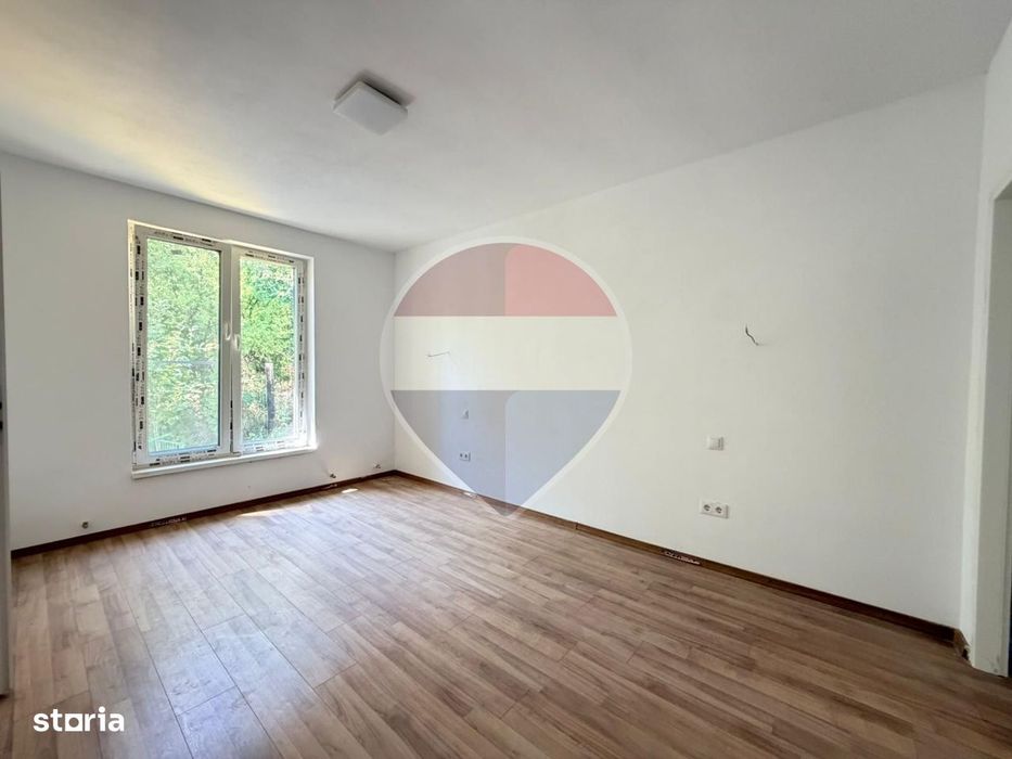 Casă spațioasă, complet renovată la interior, 4 camere, 2 băi