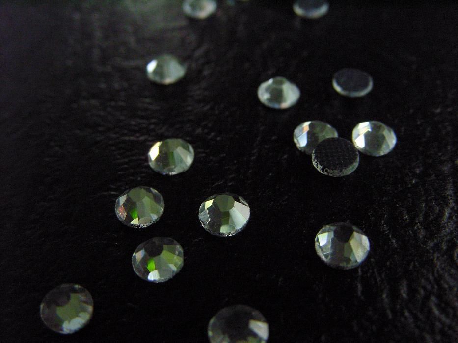 Продам стразы Сваровски