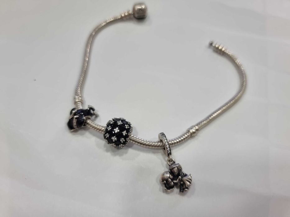 Дамска сребърна гривна Pandora с елементи