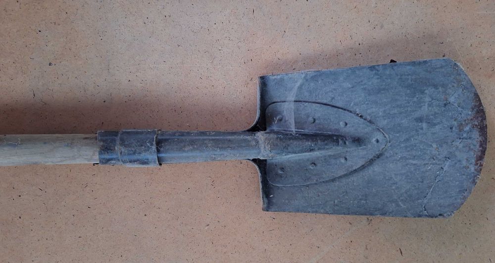 Лопаты, грабли, кетмень, теша