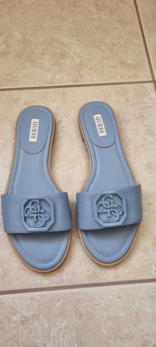 Vând saboți din piele, marca GUESS, bej și albastru, noi, mărimea 39