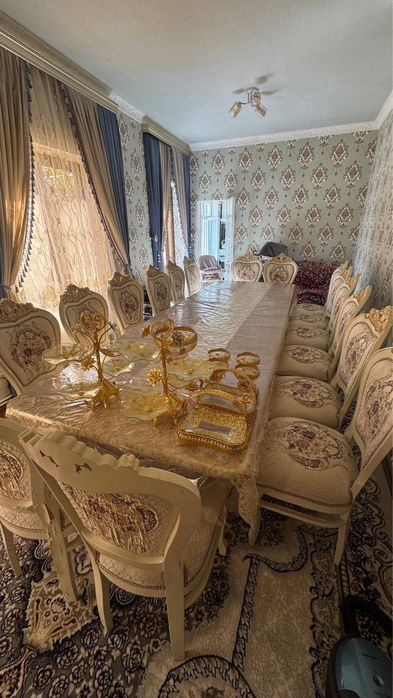 Продаётся стол стулья для гостинной.