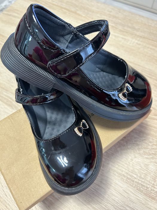 Pantofi de lac , marime 31