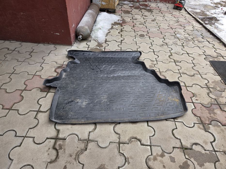 Полик багажника камри