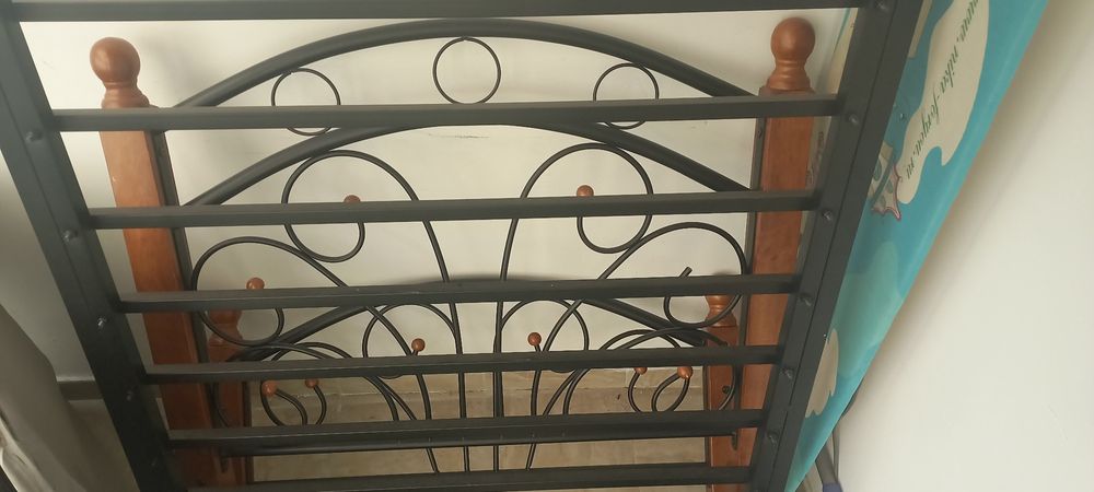 Кровать с матрацем продам
