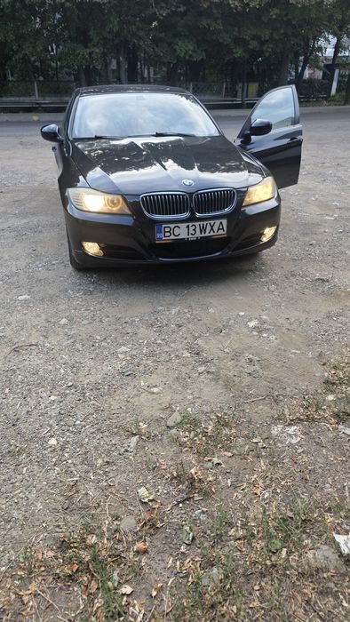 Vând BMW seria 3  316 anul2010 masinase poate vedea in Bacău nr telefon 0749535747