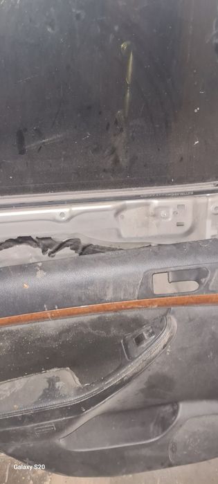 Авенсис  т250 дверь