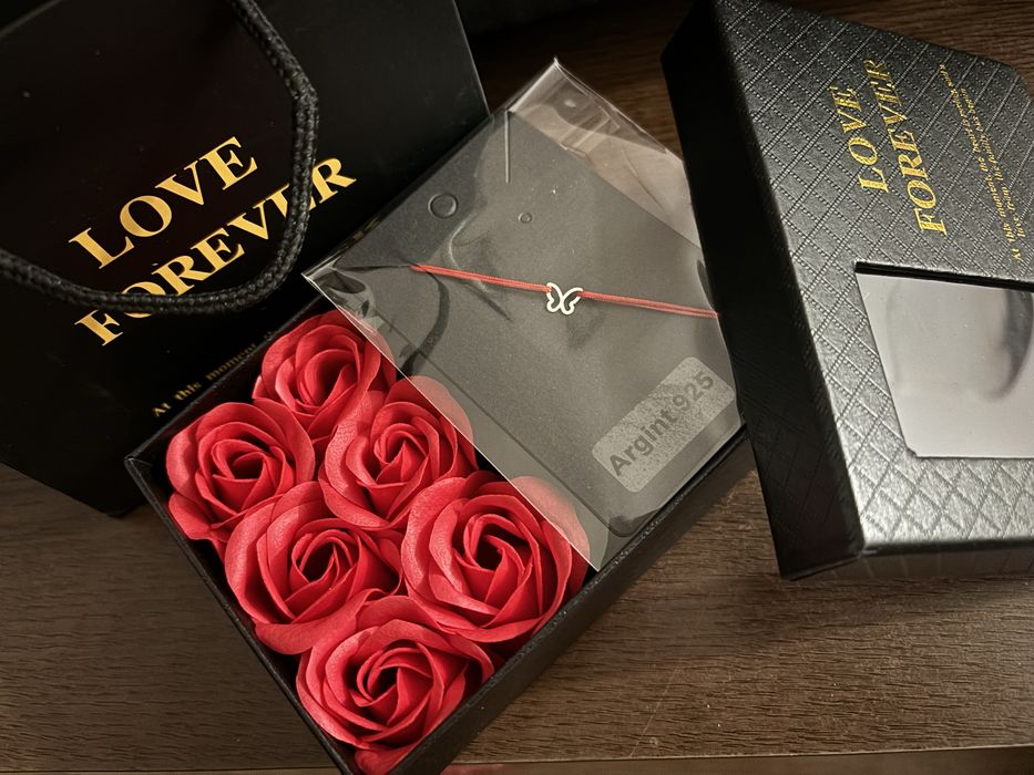 Cutie tandafiri si bratara de argint