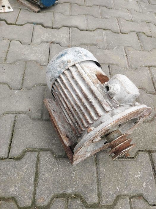 Motor trifazic cu fulie