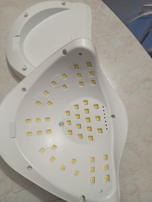 Lampa Uv pentru unghii