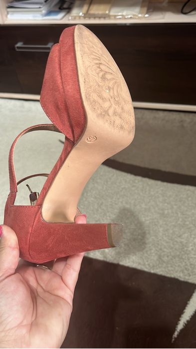 Sandale purtate cateva ore