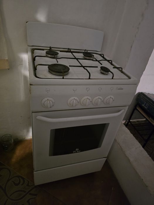 Продам газовую плиту 4 комфорки