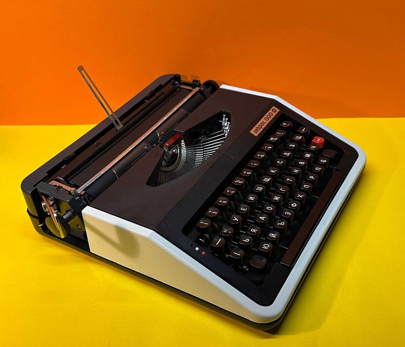 Пишеща Машина Хеброс 1300Ф 3 Цвята Кирилица нова лента топ състояние