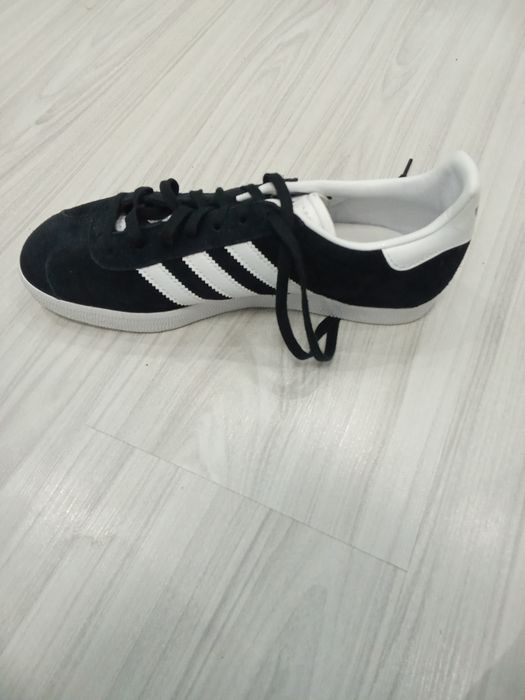 Adidas gazelle black and white
