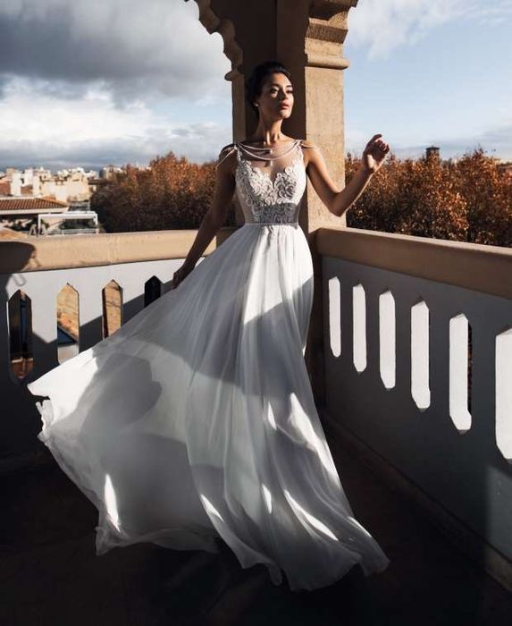 Белое платье с открытой спиной