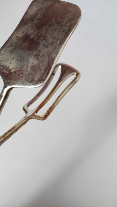 Посребрена щипка за сервиране