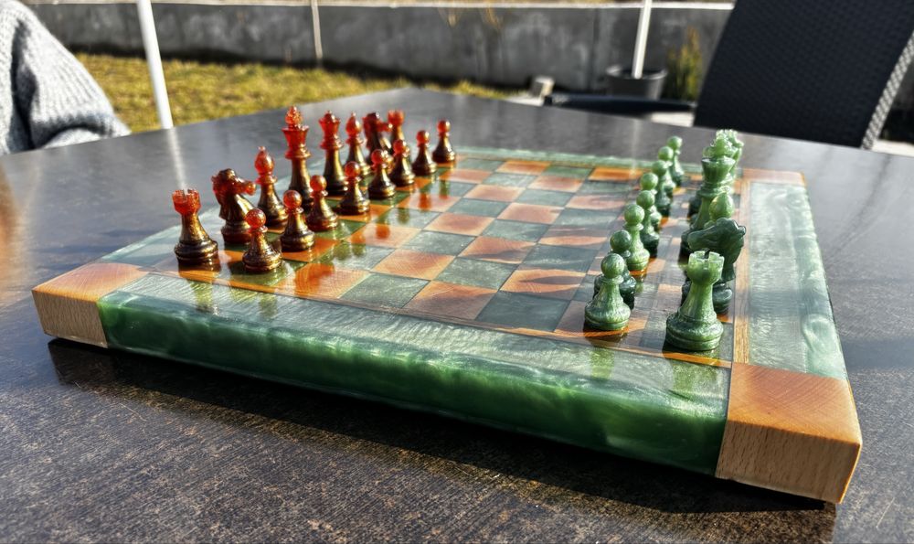 Шах от дърво и епоксидна смола