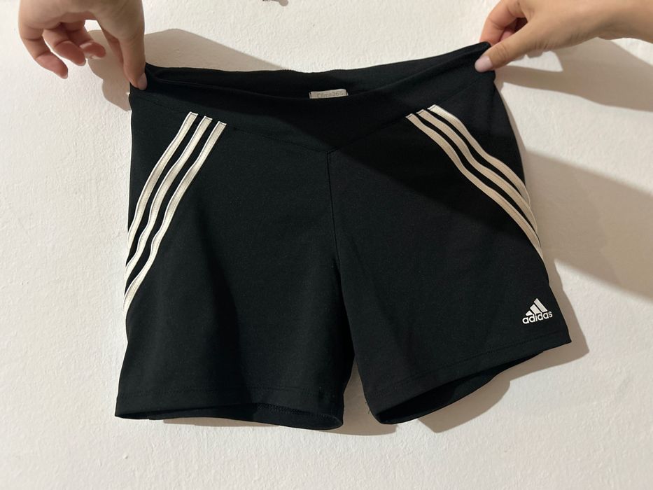 Vand pantaloni scurți Adidas