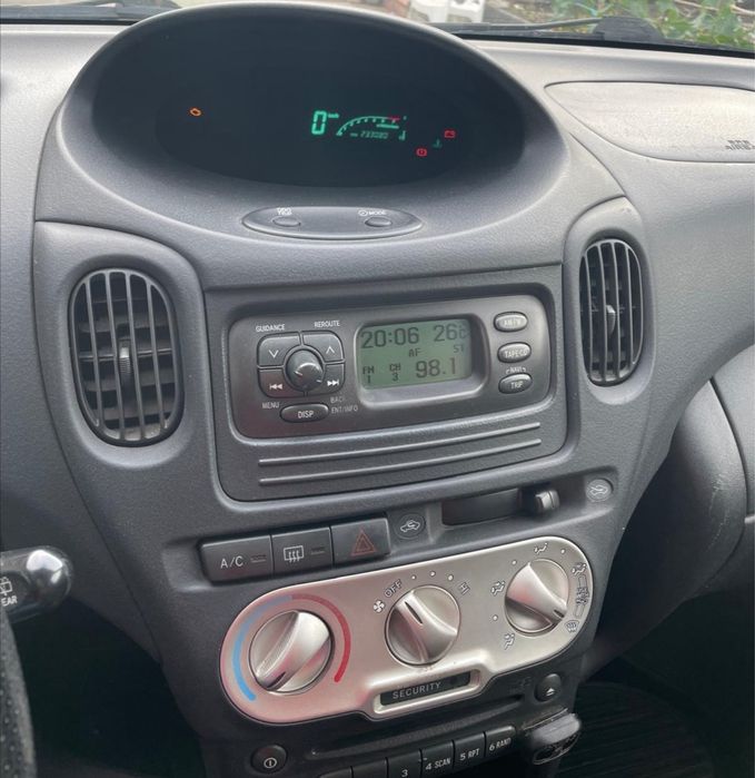 Toyota yaris verso-1,3 vvti benzin.