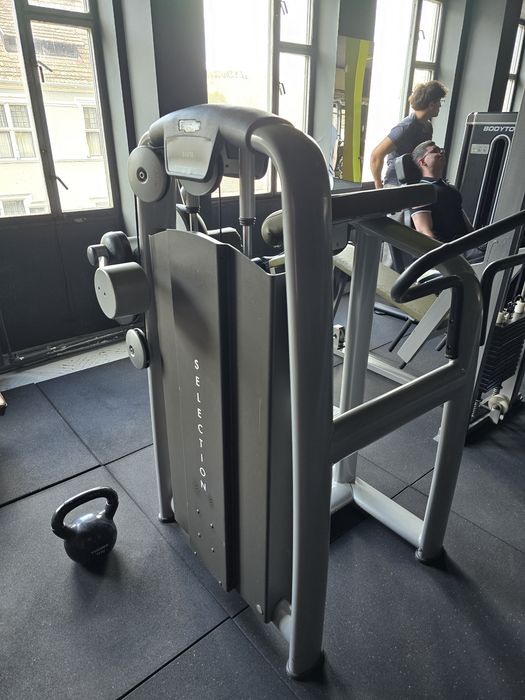 Technogym Glute (aparat mușchii fesieri și parte  spate a piciorului)