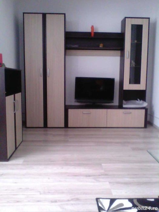 Vand apartament 3 camere, decomandat, zona Centrala, etaj 1, bloc 4 etaje.