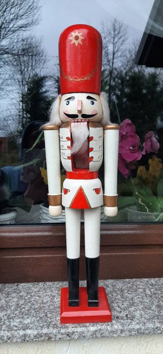 Spărgător de alune,statuete din lemn.