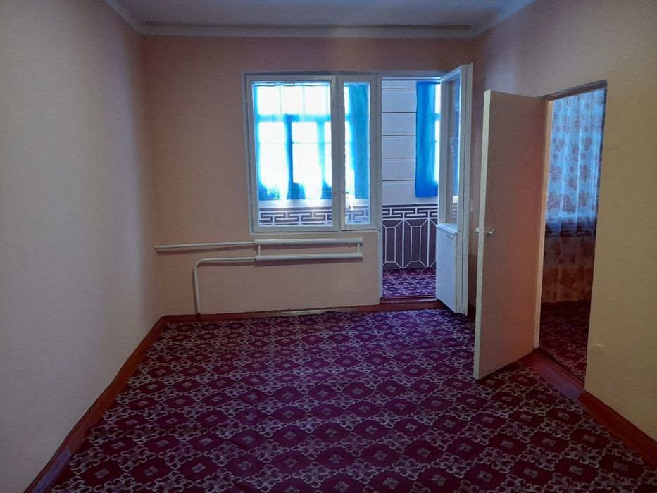 Олмалиқ шаҳар московскийда 1- хонали 4- этаж квартира сотилади