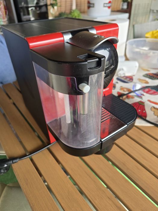 Nespresso DeLonghi cu capsule si spumant pt lapte