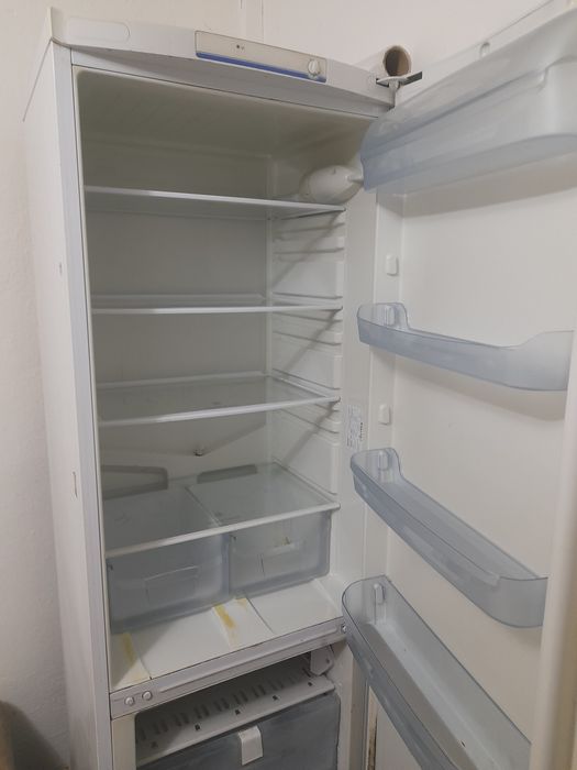 Продам двух камерный холодильник Indezit