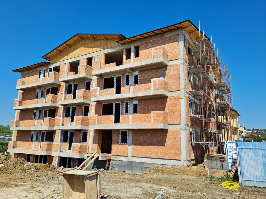 Executam case ,vile la rosu