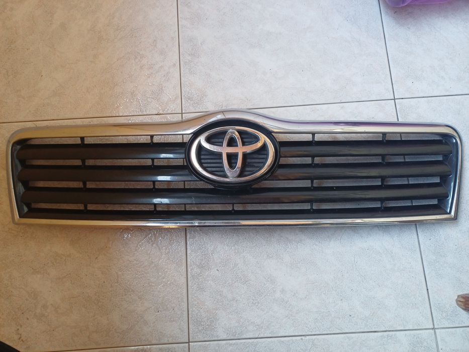 Toyota Avensis T25 предна решетка
