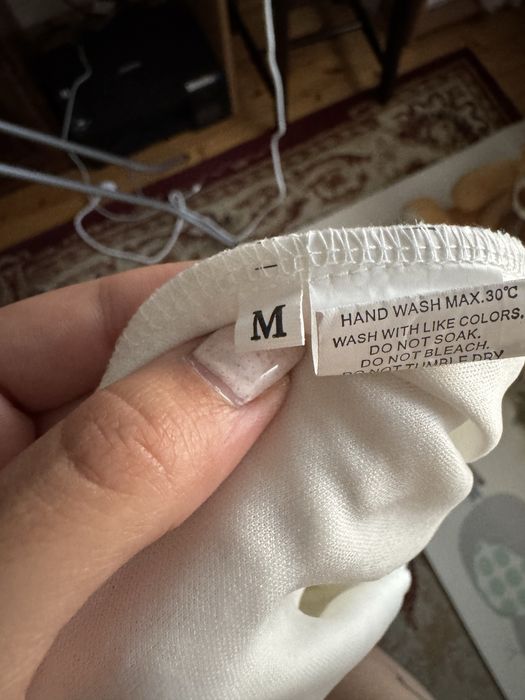 Бяла рокля с блестящи частици