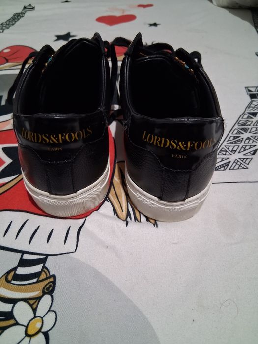 Vând snikersi Lords and fools