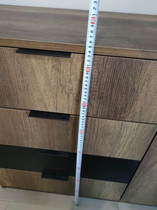 Спалня, скрин и нощни шкафчета.