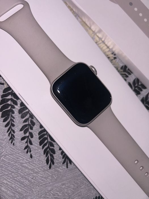 Iwatch se 2 gen 40 mm starlight aluminum case