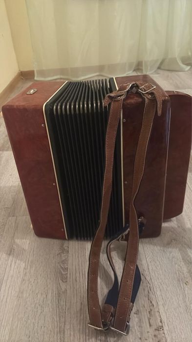 Баян, гармонь сатылады