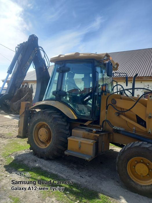 Продам эксковатор погрузчик 3в1