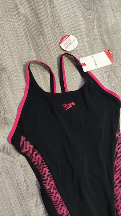 Нов дамски цял бански костюм Speedo в размер 44 (L).