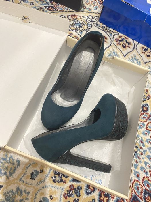 Аяк кейимдер сатылады