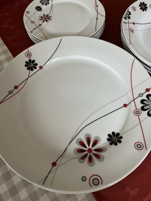 Сервиз за хранене чинии за основно,десерт