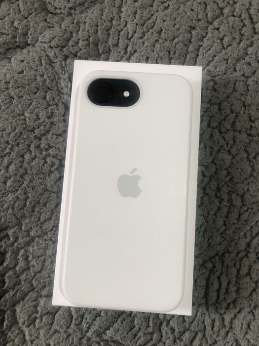 Продавам  iPhone. 16e  128 gb.