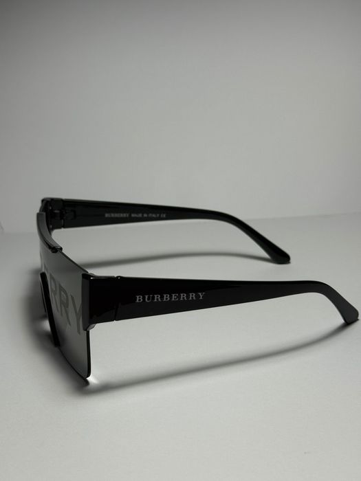 Ochelari de soare Burberry unisex – stil futurist