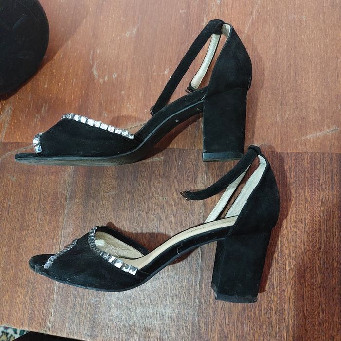 Продам туфли новые  босоножки