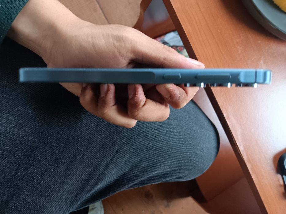 Samsung a55 5g Are un pic sgreturi pe spate